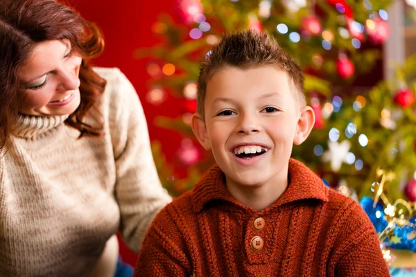 Navidad - Madre e hijo en Nochebuena —  Fotos de Stock