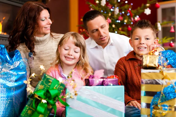 Navidad - familia con regalos en Nochebuena —  Fotos de Stock