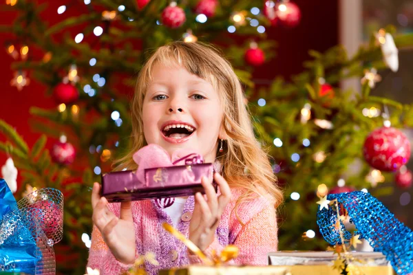 Weihnachten - kleines Mädchen mit Weihnachtsgeschenk — Stockfoto