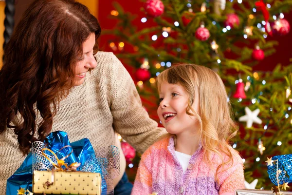 Christmas - familie met giften op Xmas Eve — Stockfoto