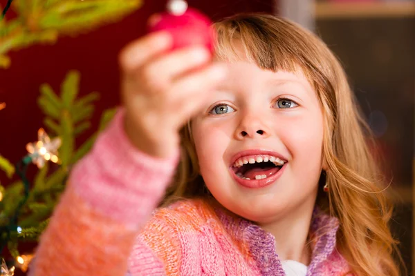 Famiglia decorazione albero di Natale — Foto Stock