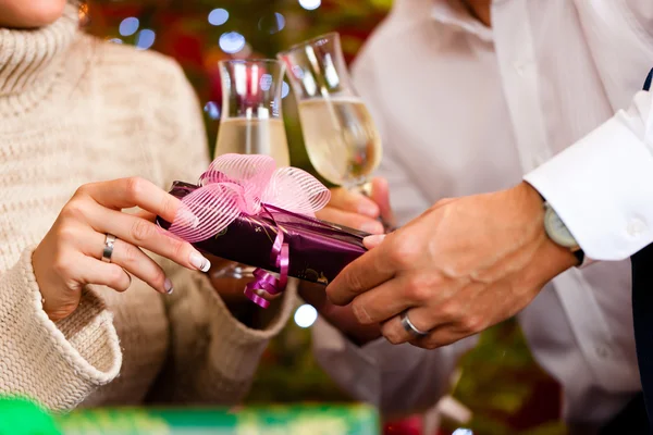 Couple with champagne on Christmas Eve — Stock Photo, Image