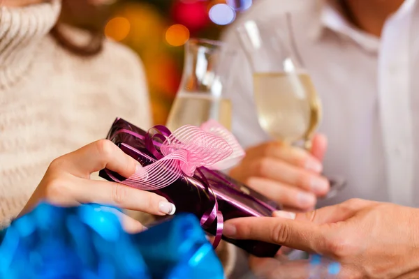 Casal com champanhe na véspera de Natal — Fotografia de Stock