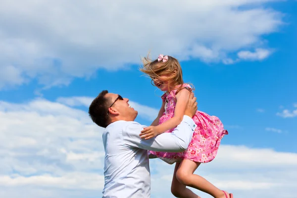 Familienangelegenheiten - Vater und Tochter spielen im Sommer — Stockfoto