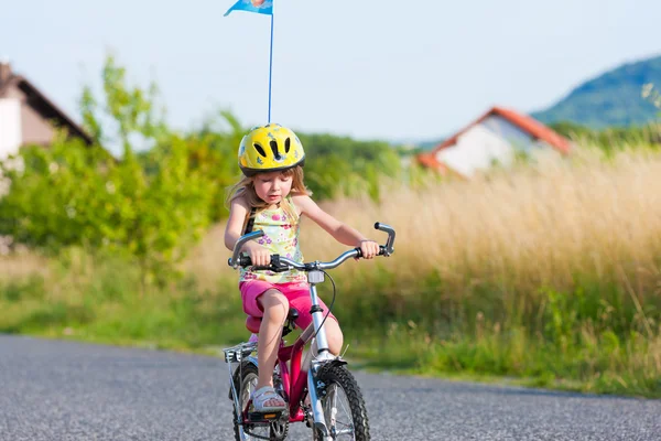 Дитячий велосипед на відкритому повітрі влітку — стокове фото