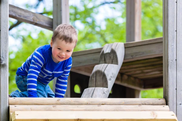 Malé dítě na jungle gym — Stock fotografie