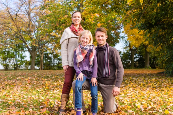 Familie vor bunten Bäumen im Herbst oder Herbst — Stockfoto