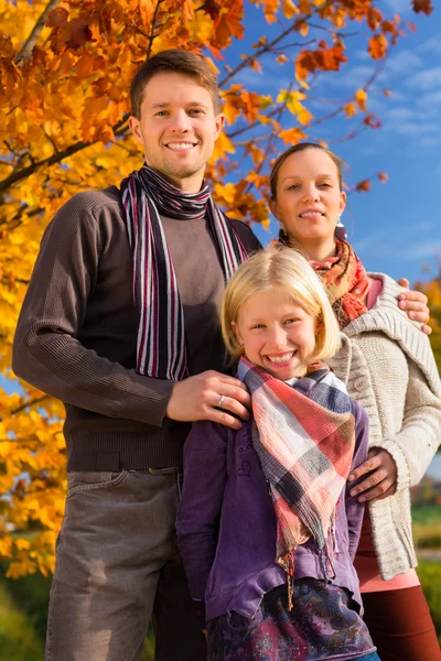 Familia frente a árboles coloridos en otoño o —  Fotos de Stock