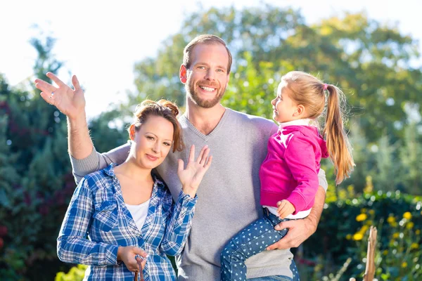 Familie in de tuin — Stockfoto