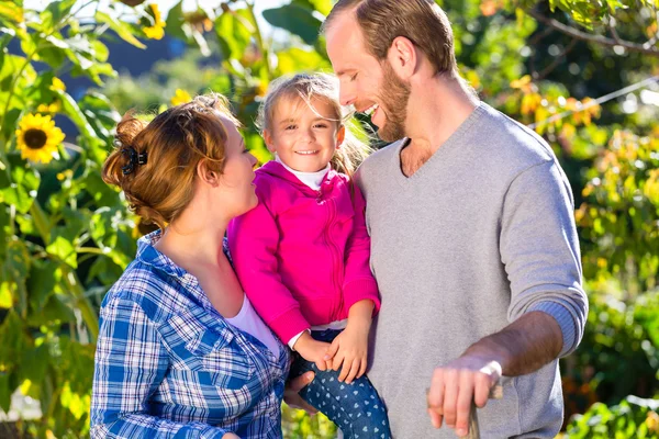 Giardinaggio familiare, in piedi con forchetta in giardino — Foto Stock