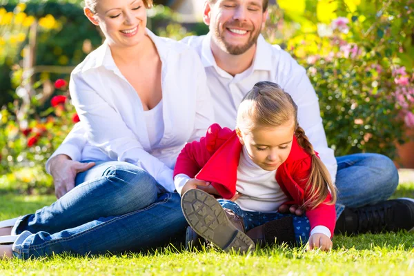 Family on the garden lawn — Stock Photo, Image
