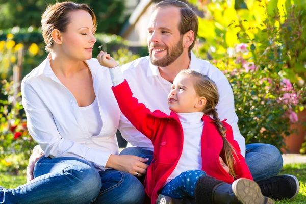 Família no gramado do jardim — Fotografia de Stock