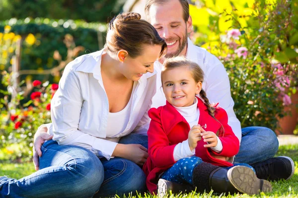 Familie op de tuin gazon — Stockfoto