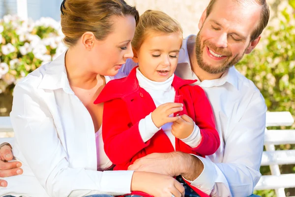 Familie op tuin Bank voorzijde woning — Stockfoto