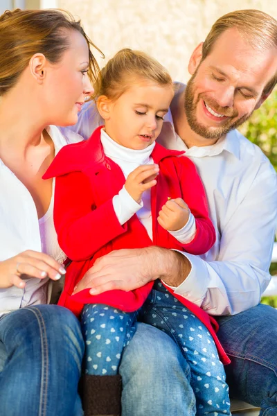 Familie op tuin Bank voorzijde woning — Stockfoto