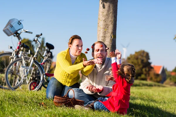 Familie kastanjes verzamelen over fietstocht — Stockfoto