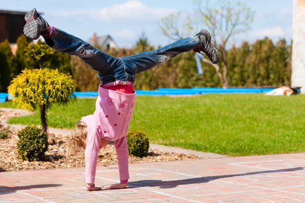 Chica jugando en el jardín en primavera — Foto de Stock