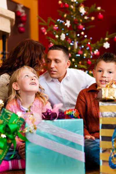 Navidad - familia con regalos en Nochebuena Fotos de stock libres de derechos