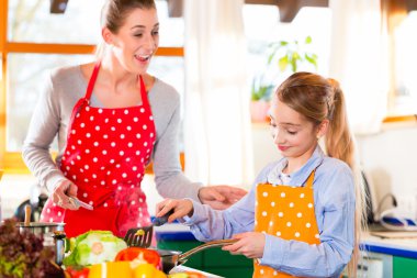 Anne evde yemek öğretim kızı