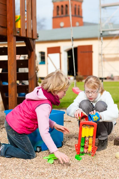 Meninas brincando no playground se divertindo — Fotografia de Stock