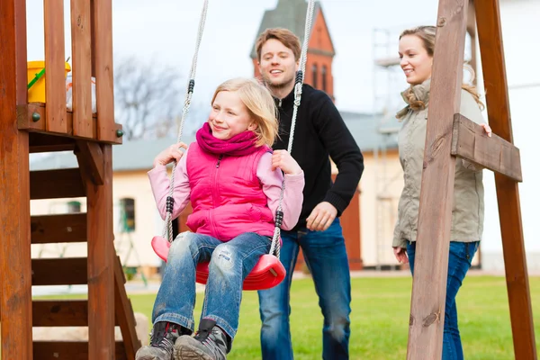 Familie op de speelplaats — Stockfoto