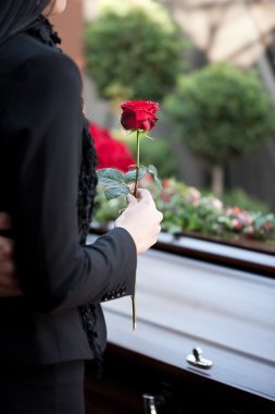 Cenazesinde kadınla tabut
