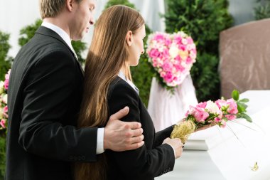 Cenaze töreninde yas tutan insanlar tabutla