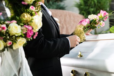 Cenaze töreninde yas tutan insanlar tabutla
