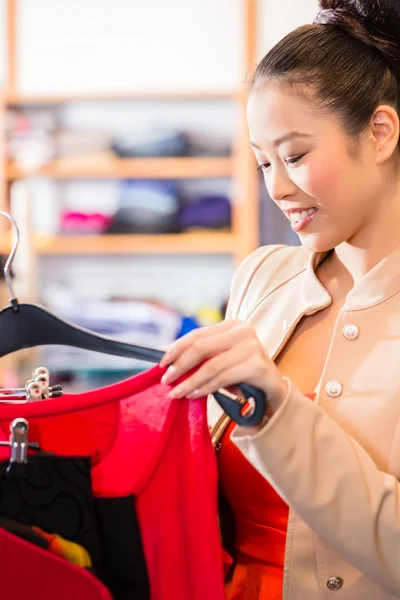 Mulher asiática compras moda na loja — Fotografia de Stock