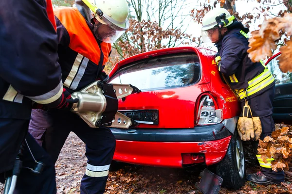 Onnettomuus - palokunta pelastaa auto-onnettomuuden uhrin — kuvapankkivalokuva