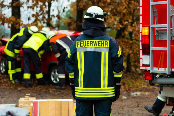 Wypadek - Straż Pożarna ratuje ofiary samochodu — Zdjęcie stockowe