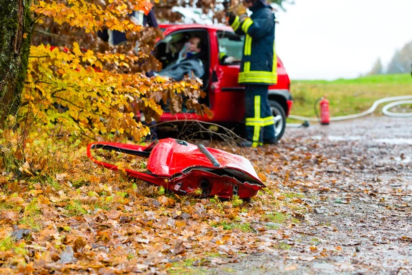 Аварія - пожежна бригада рятує жертву автомобіля — стокове фото