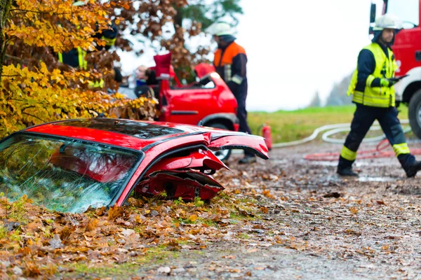 Baleset - Fire brigade megmenti egy autó áldozata — Stock Fotó