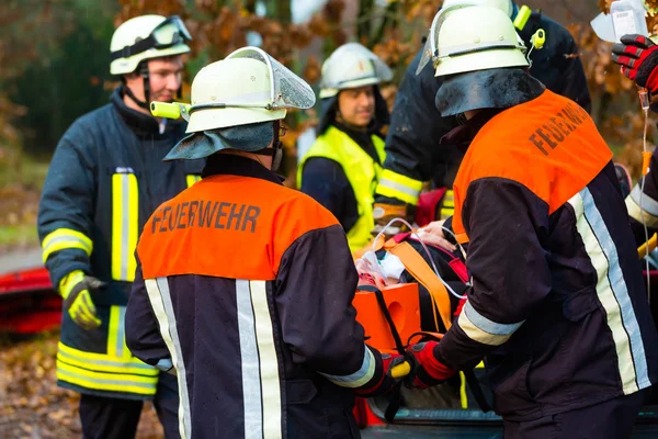 Unfall - Feuerwehr mit Atemschutzmaske — Stockfoto