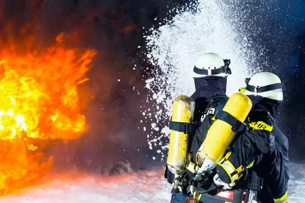 Bombeiros - Bombeiros extinguindo um grande incêndio — Fotografia de Stock