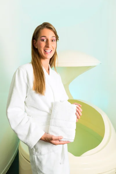 Bien-être - jeune femme flottant dans le spa en réservoir — Photo