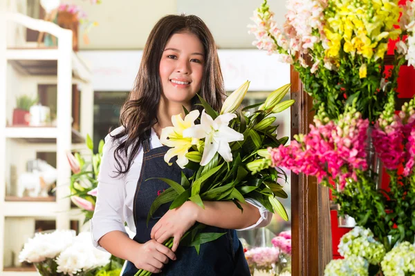 Florista feminina segurando um buquê — Fotografia de Stock