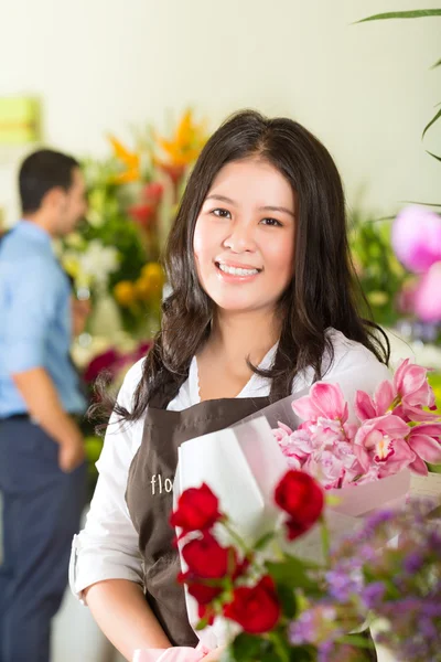 Saleswoman dan pelanggan di toko bunga — Stok Foto