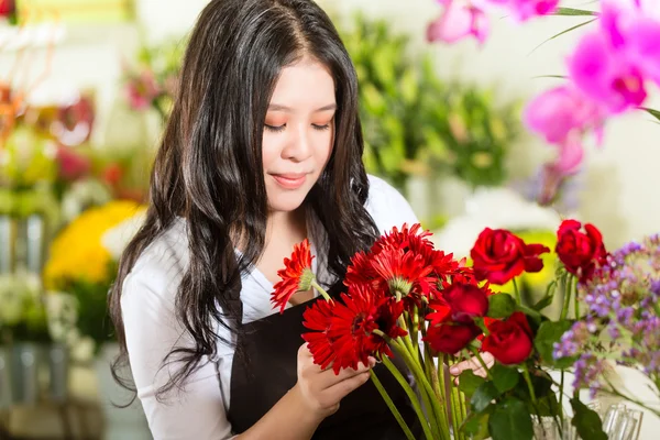 Saleswoman in a flower shop — Stock Photo, Image
