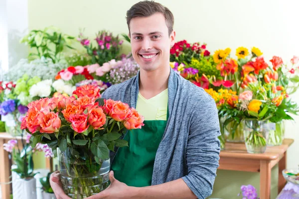 Fleuriste travaillant dans un magasin de fleurs — Photo