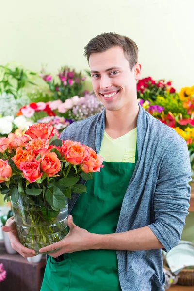 Florista trabalhando em loja de flores — Fotografia de Stock
