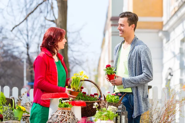 Klant kopen bloem in bloemenwinkel — Stockfoto