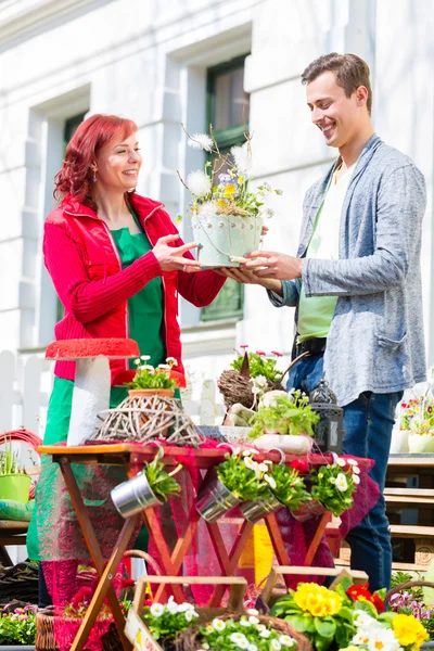 Costumer compra flor en floristería —  Fotos de Stock