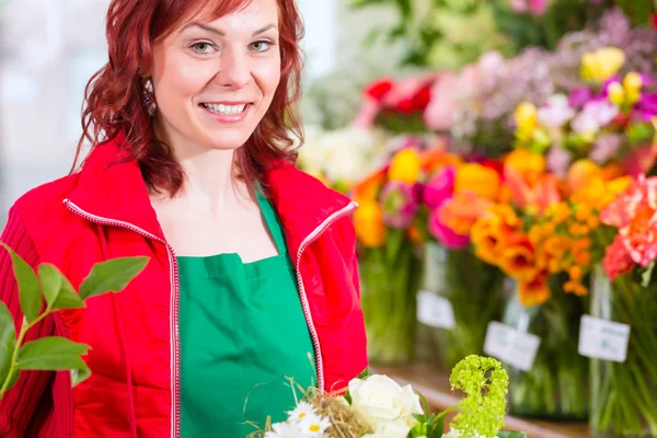 Florist mengikat sekelompok bunga di toko — Stok Foto