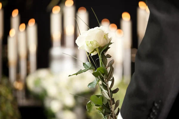 Dolor - hombre con rosas blancas en el funeral de urna —  Fotos de Stock