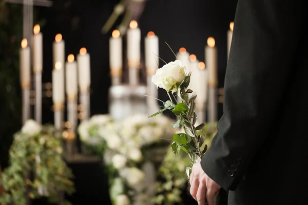 Man at funeral with white rose — Stock Photo, Image