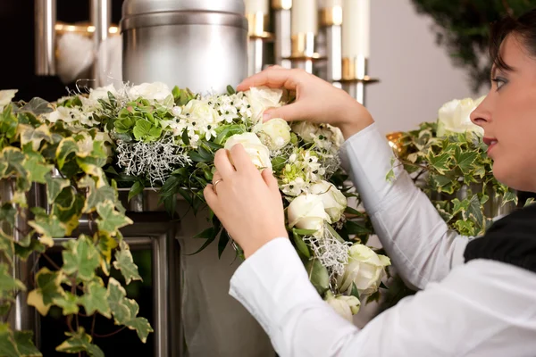 Verdriet - vrouwelijke begrafenisondernemer voorbereiding urn begrafenis — Stockfoto