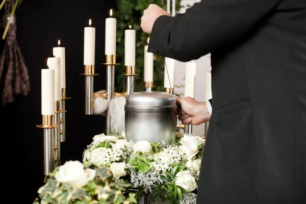 Dor - urna Funeral e cemitério — Fotografia de Stock