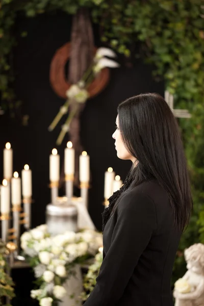 Женщина на похоронах траур — стоковое фото
