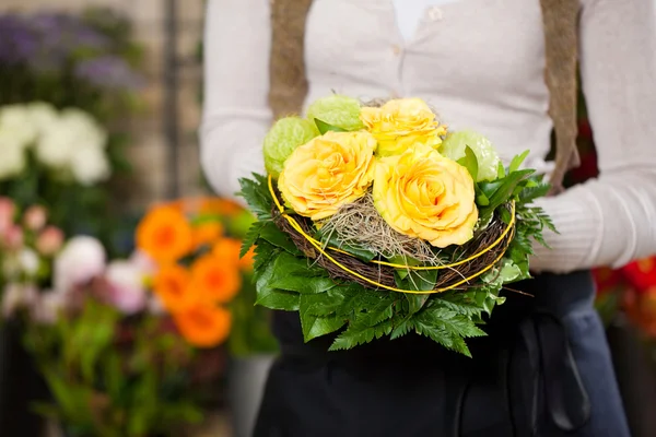 Fiorista femminile nel negozio di fiori — Foto Stock